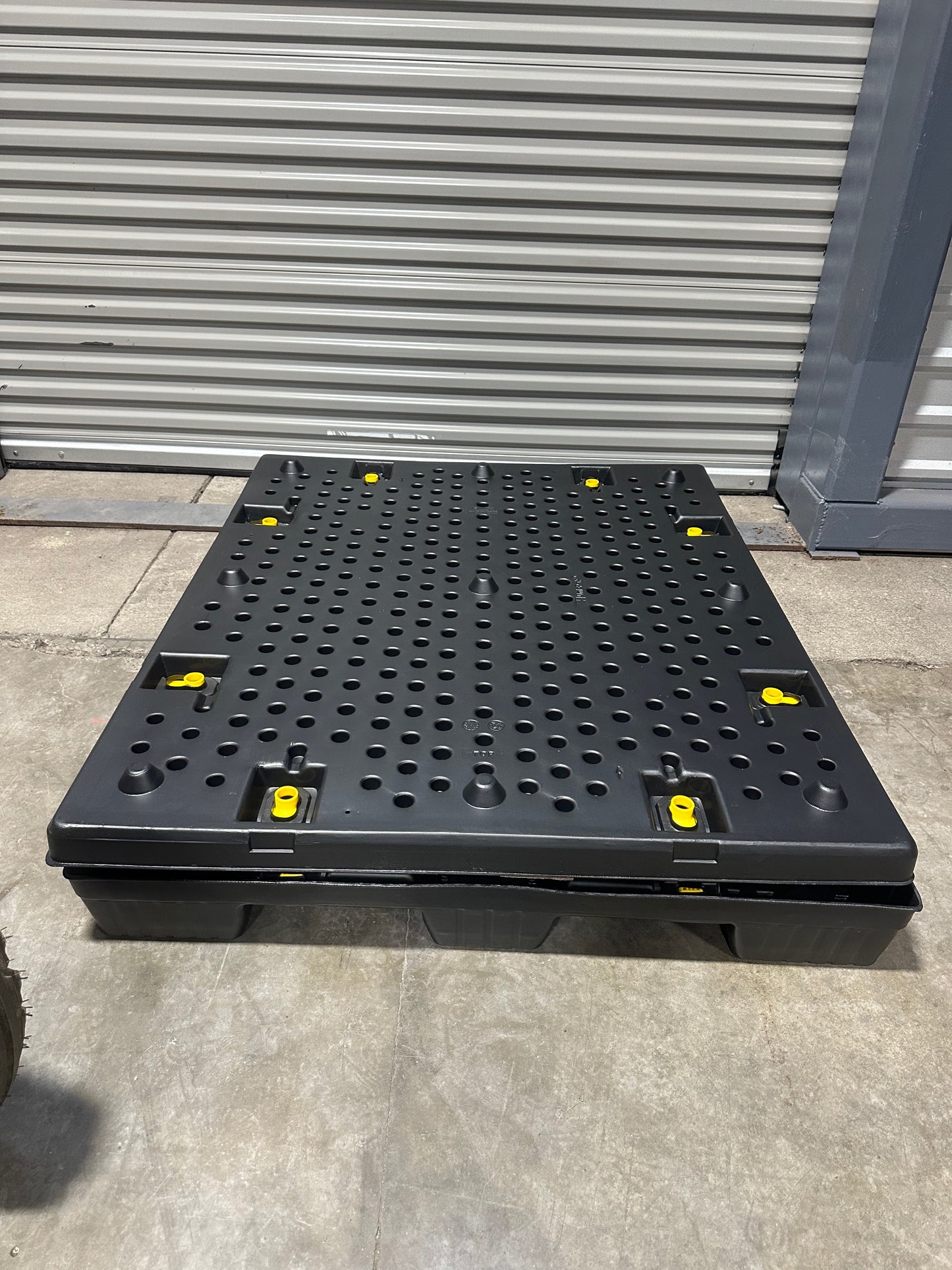 Reusable bulk shipping and storage container