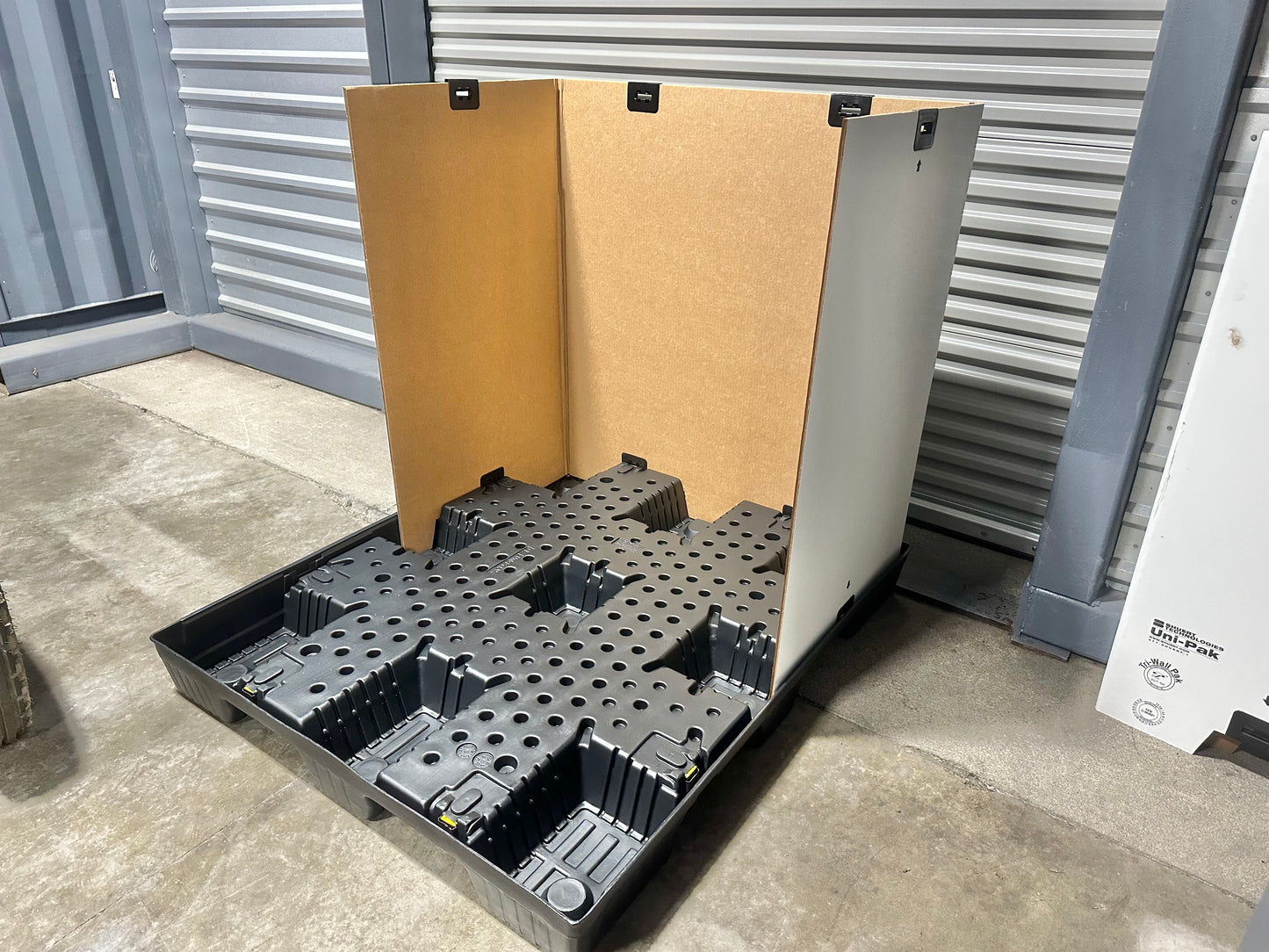 Reusable bulk shipping and storage container